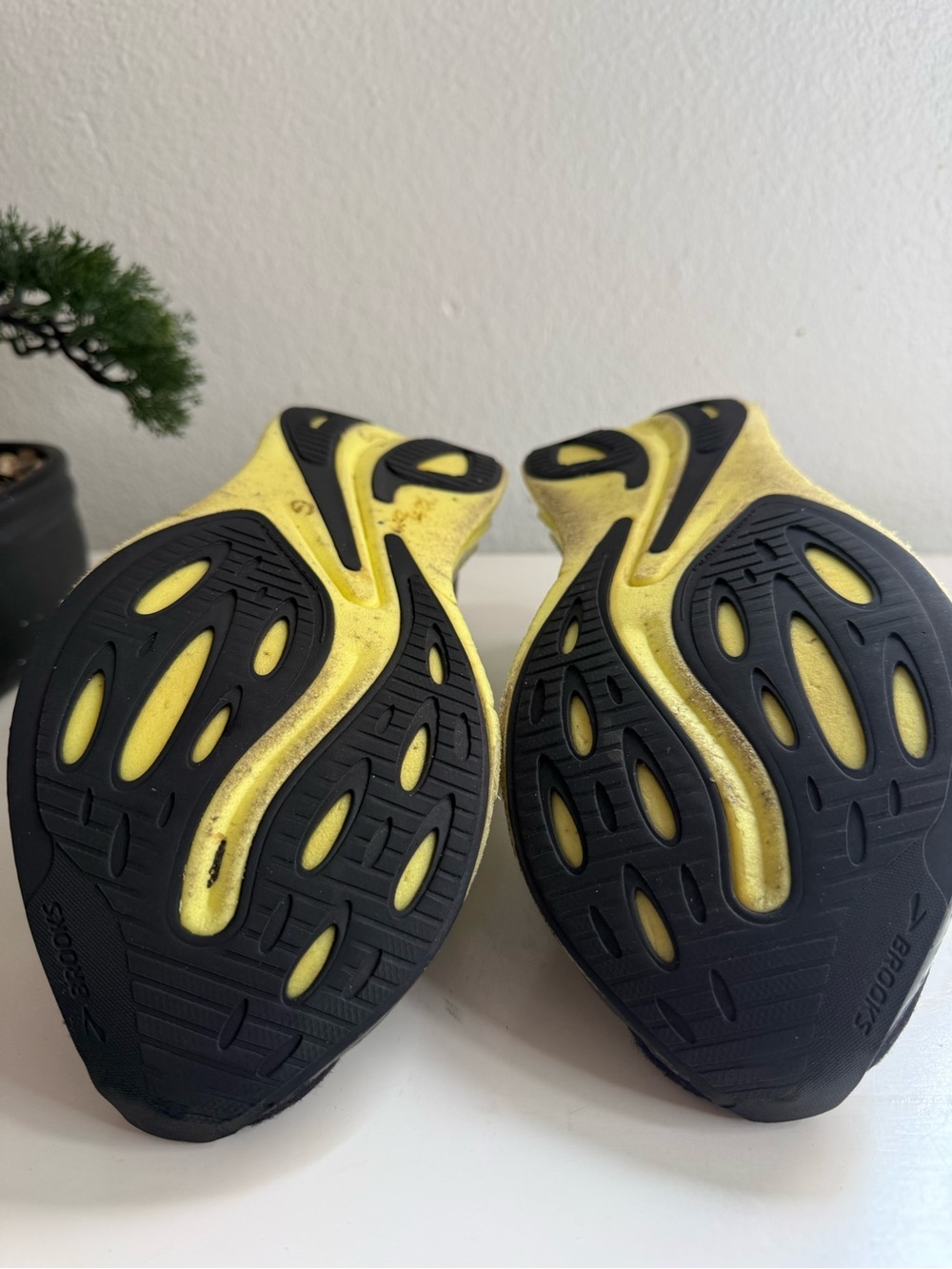 Brooks Hyperion Max men size 8.5 Running Shoe - Black & Yellow - Picture 7 of 9